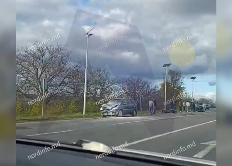 VIDEO // Un motociclist în stare gravă, după ce s-ar fi ciocnit cu un automobil în raionul Rîșcani
