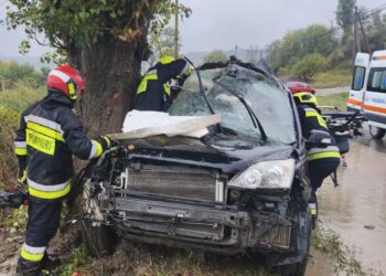 FOTO // Două persoane au rămas blocate într-un automobil avariat. A fost nevoie de intervenția salvatorilor