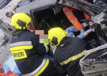 Grav accident în raionul Edineț. Un bărbat a rămas blocat în mașină, după ce s-a tamponat cu aceasta într-un copac