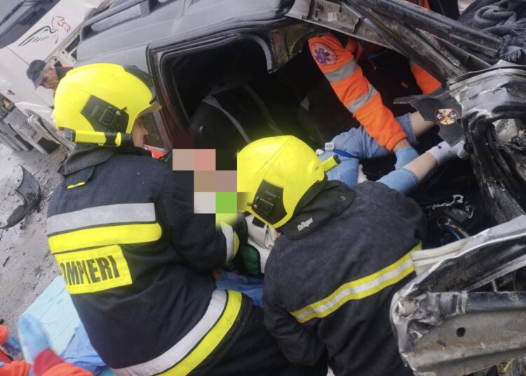 Grav accident în raionul Edineț. Un bărbat a rămas blocat în mașină, după ce s-a tamponat cu aceasta într-un copac