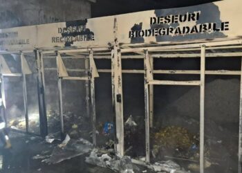 FOTO/VIDEO // Platforma modulară pentru colectarea deșeurilor menajere din orașul Soroca a fost cuprinsă de flăcări