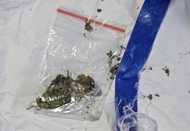 Substanță suspectă, găsită de carabinieri asupra unui tânăr în Edineț