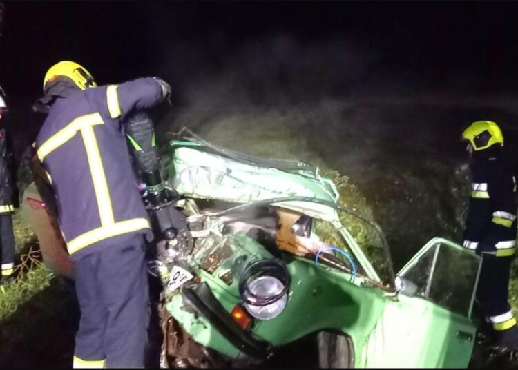 Grav accident rutier în raionul Ungheni. Un bărbat a rămas blocat în automobilul care s-a tamponat într-un copac