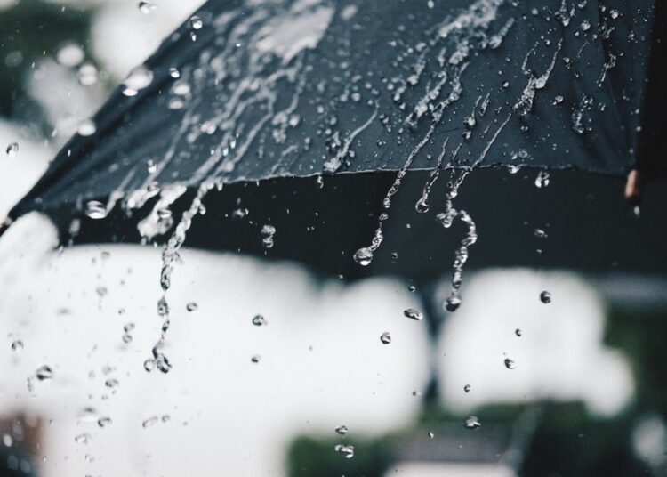 METEO // Zi de toamnă cu ploi. Vezi câte grade vor fi astăzi