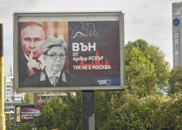 „Aceasta nu este Moscova”, mesaj pe un panou la Ambasada Rusiei din Bulgaria