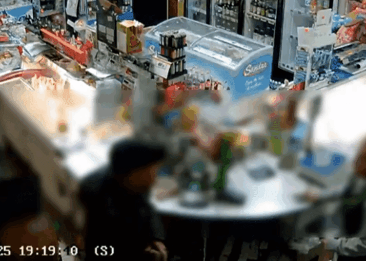 ВИДЕО // Вооружённый ножом мужчина попытался ограбить магазин в Бельцах, угрожая продавщице