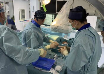 VIDEO // Premieră medicală la Spitalul „Sfânta Treime”: trei pacienți cu afecțiuni cardiace grave au primit implanturi, cu sprijinul medicilor din Iași