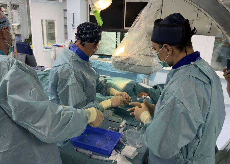 VIDEO // Premieră medicală la Spitalul „Sfânta Treime”: trei pacienți cu afecțiuni cardiace grave au primit implanturi, cu sprijinul medicilor din Iași