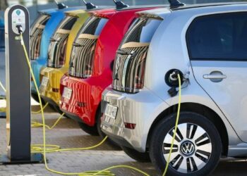 Tot mai mulți moldoveni aleg mașini electrice și hibride. Numărul acestora a crescut cu 190 la sută în trimestrul III