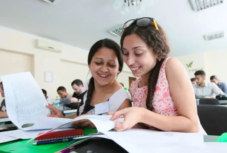 Burse de merit pentru 110 elevi și studenți de etnie romă