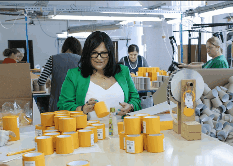 VIDEO // Cutii de lux „Made in Moldova” pentru Chanel, Dior și alte branduri de renume. Află povestea Tatianei Friniuc, administratoarea companiei „Lux Packaging”