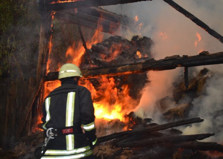 Incendiu puternic în raionul Rîșcani. Două persoane, transportate în stare gravă la spital