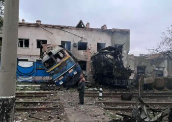FOTO // Calea ferată din Ucraina, noua țintă a Rusiei. Cel puțin patru oameni au fost uciși în ultimul atac cu drone al armatei lui Putin