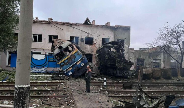 FOTO // Calea ferată din Ucraina, noua țintă a Rusiei. Cel puțin patru oameni au fost uciși în ultimul atac cu drone al armatei lui Putin