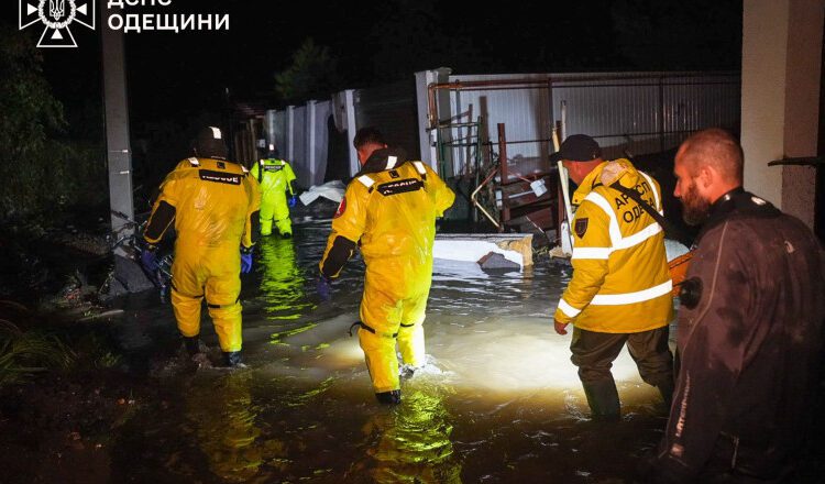 FOTO/VIDEO // Furtună devastatoare în Odesa: nouă morți, inclusiv un copil. Sute de persoane au fost evacuate