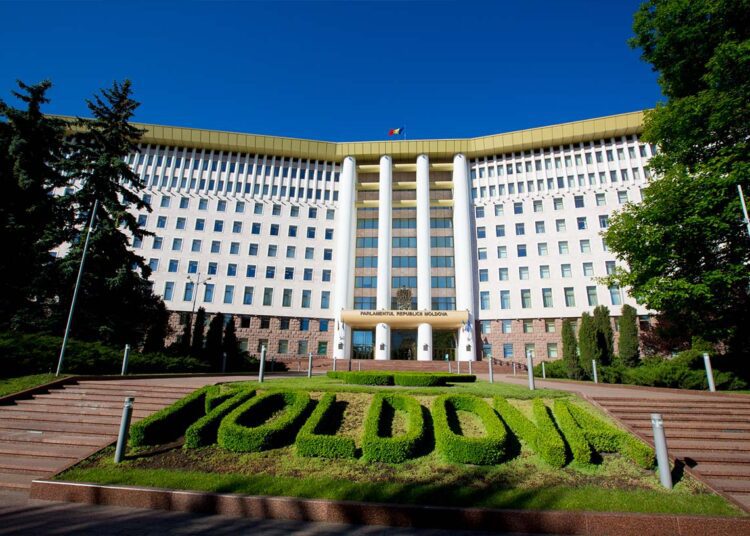 Ești tânăr și vrei să lucrezi în Parlament? O poți face chiar din noiembrie, dar sunt câteva condiții