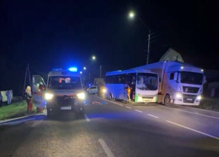 FOTO // Încă un accident mortal la Sîngerei. Un bărbat a fost lovit de un autobuz