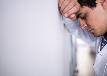 OMS: O treime dintre medicii şi asistentele medicale din Europa suferă de depresie. Țările cu cele mai mari probleme