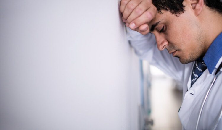 OMS: O treime dintre medicii şi asistentele medicale din Europa suferă de depresie. Țările cu cele mai mari probleme