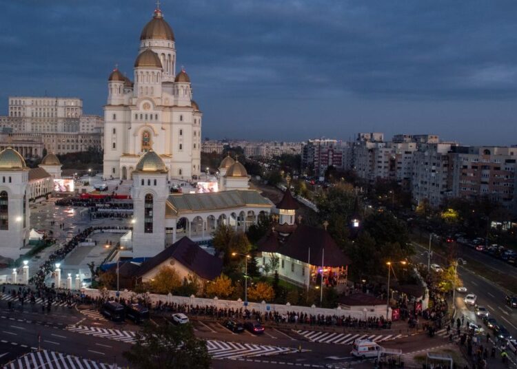 Scandal la Catedrala Națională din România. Jandarmii au închis ușile pentru curățenie, oamenii revoltați au vrut să intre cu forța