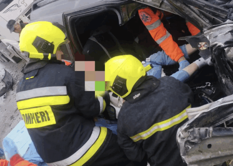 Серьёзная авария в районе Единец. Mужчина оказался заблокированным в автомобиле после того, как врезался в дерево