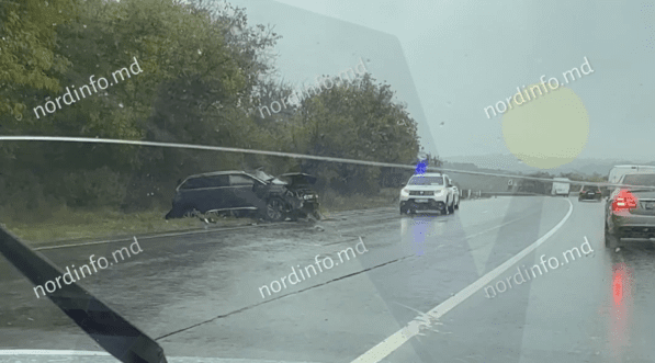 VIDEO // Accident în raionul Sîngerei. O mașină a fost grav avariată