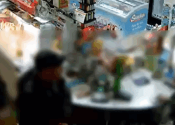 VIDEO // Bărbat înarmat cu un cuțit a încercat să jefuiască un magazin din Bălți, amenințând vânzătoarea