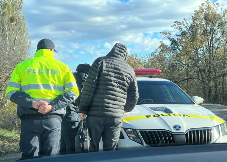 FOTO // Un tânăr din Sîngerei a încercat să mituiască polițiștii de patrulare. Cât insista să le pună în buzunar