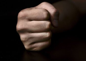 Un minor a bătut cu brutalitate un bărbat doar pentru că nu l-a servit cu o țigară. Victima a ajuns în reanimare