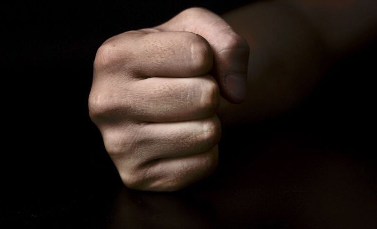 Un minor a bătut cu brutalitate un bărbat doar pentru că nu l-a servit cu o țigară. Victima a ajuns în reanimare