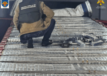 VIDEO // Au ascuns 1.000.000 de țigări în tavanul remorcii unui camion. Doi bărbați – reținuți la vamă