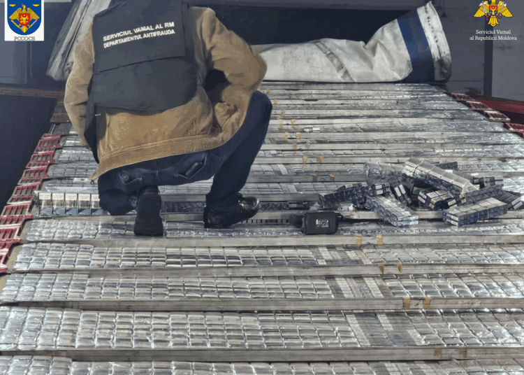 VIDEO // Au ascuns 1.000.000 de țigări în tavanul remorcii unui camion. Doi bărbați – reținuți la vamă