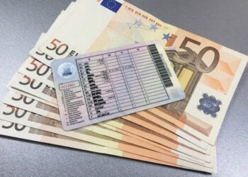 A cerut 18 mii de lei în schimbul unui permis de conducere. Un tânăr de 20 ani, condamnat la închisoare