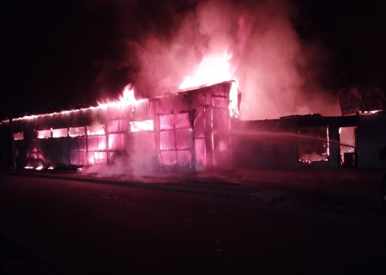 FOTO // Un autoservice și un magazin de piese auto au fost cuprinse de flăcări în orașul Briceni. Au intervenit cinci echipe de pompieri