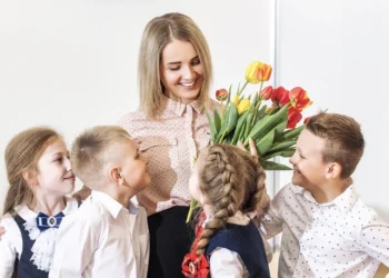 Fără cadouri sau bani de Ziua Profesorului. Dan Perciun: „Excelența în educație începe cu excelența morală”