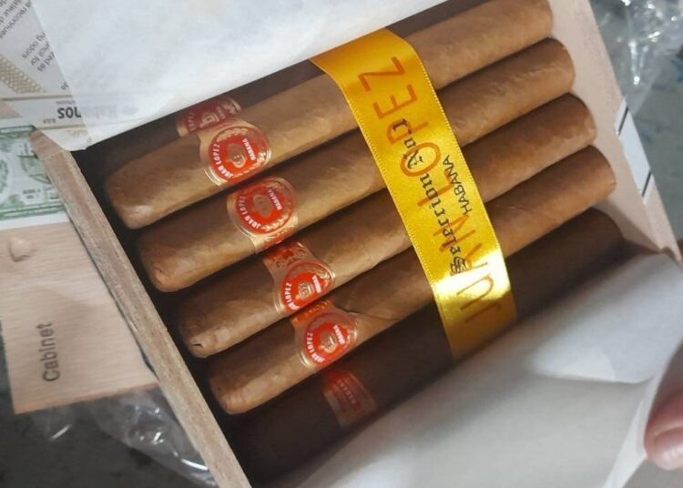 FOTO // Un șofer a fost prins la frontiera din Briceni cu aproape o mie de trabucuri nedeclarate