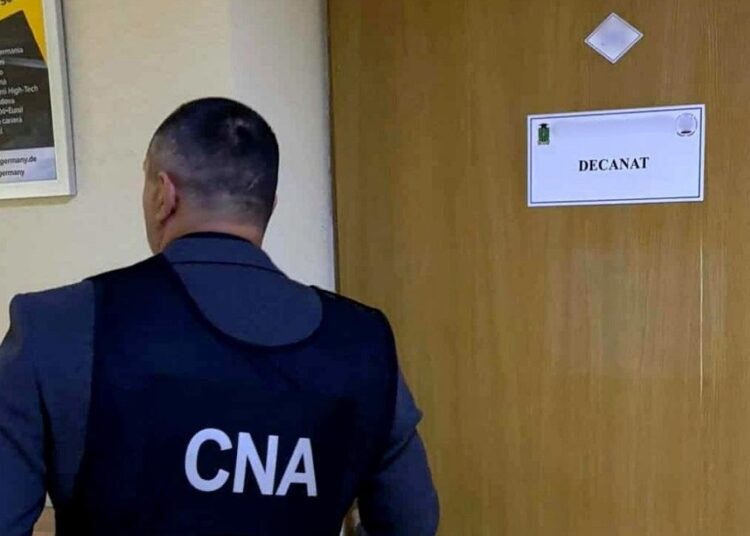 VIDEO // Percheziții la USM și un colegiu din Chișinău. Decanul unei facultăți elabora teze pentru studenți contra bani