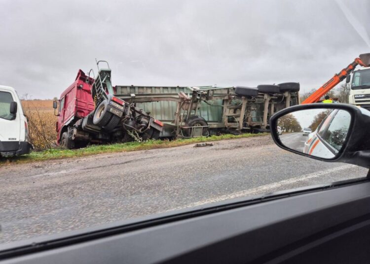 Un camion care transporta semințe de floarea soarelui s-a răsturnat în apropiere de satul Miciurin, raionul Drochia 