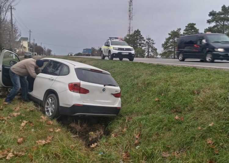 FOTO // Accident în raionul Sîngerei. Un bărbat de 70 de ani a ajuns cu BMW-ul într-un șanț de scurgere a apei