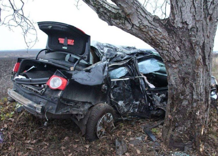 Grav accident în raionul Ungheni. O tânără a decedat, iar un bărbat a fost transportat la spitalul din Bălți