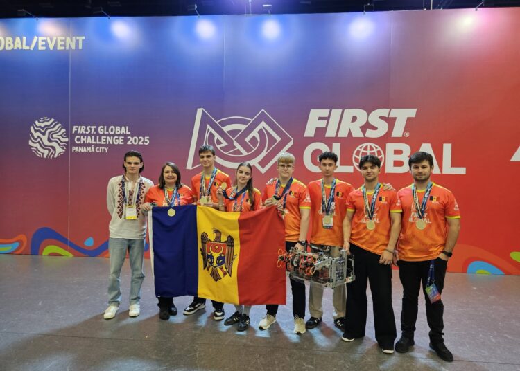 FOTO // Aur pentru R. Moldova la cea mai mare Olimpiadă mondială de robotică pentru liceeni – FIRST Global Challenge. Este a cincea victorie consecutivă