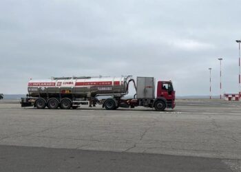 Statul vrea să preia infrastructura Lukoil de la Aeroportul Chișinău. Autoritățile refuză vânzarea către o altă companie din motive de securitate