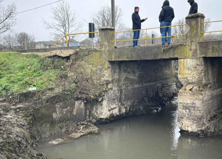 FOTO // Podul peste râul Cubolta, din comuna Plop, închis după ce primăria i-a afectat structura în timpul lucrărilor de curățare a albiei