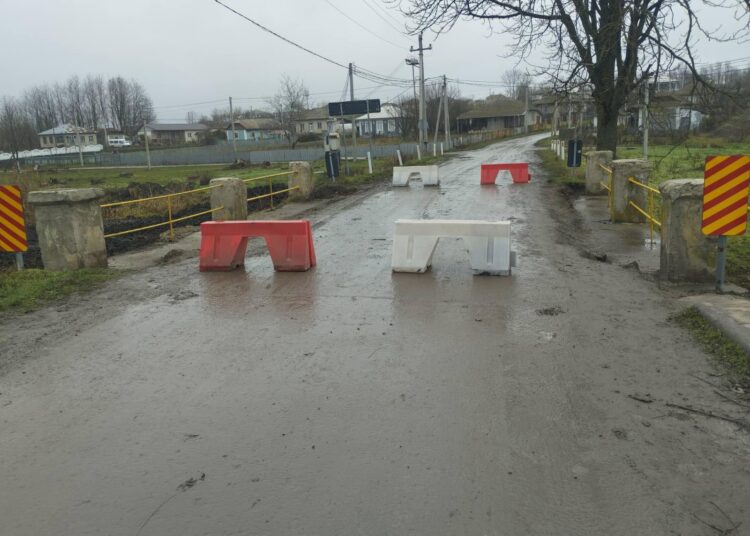 ФОТО // Мост через реку Куболта в коммуне Плоп был закрыт после того, как примэрия повредила его конструкцию во время работ по очистке русла