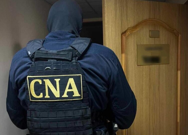 Ofițer de poliție, prins cu mită. Ar fi cerut 4000 de lei pentru a mușamaliza un caz de violență în familie