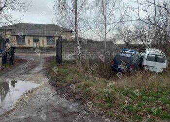 FOTO // Accident cu implicarea unei autospeciale a Poliției de Frontieră la Fălești. Două mașini au ajuns într-un gard