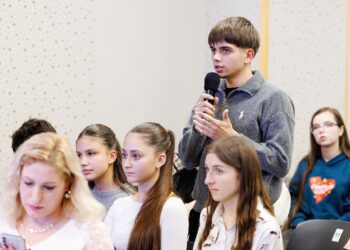 „Viitorul începe cu noi”. Peste 100 de tineri au discutat despre parcursul european al Moldovei într-o nouă ediție a „EU Talks”