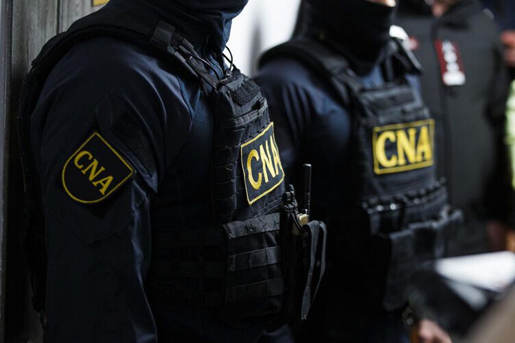 Noi percheziții în dosarul schemei de corupție în domeniul chirurgiei estetice. Angajata unui salon din capitală, depistată cu diplomă falsă