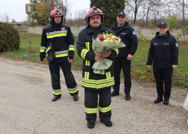 VIDEO // Un salvator din Sîngerei cu 25 de ani de activitate dedicată securității cetățenilor a fost petrecut în rezervă sub jeturi de apă
