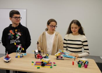 FOTO // Peste 1.700 de elevi din orașele Drochia și Briceni vor putea studia în laboratoare FabLab